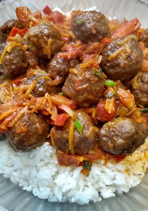 Una foto de Albóndigas en salsa con arroz