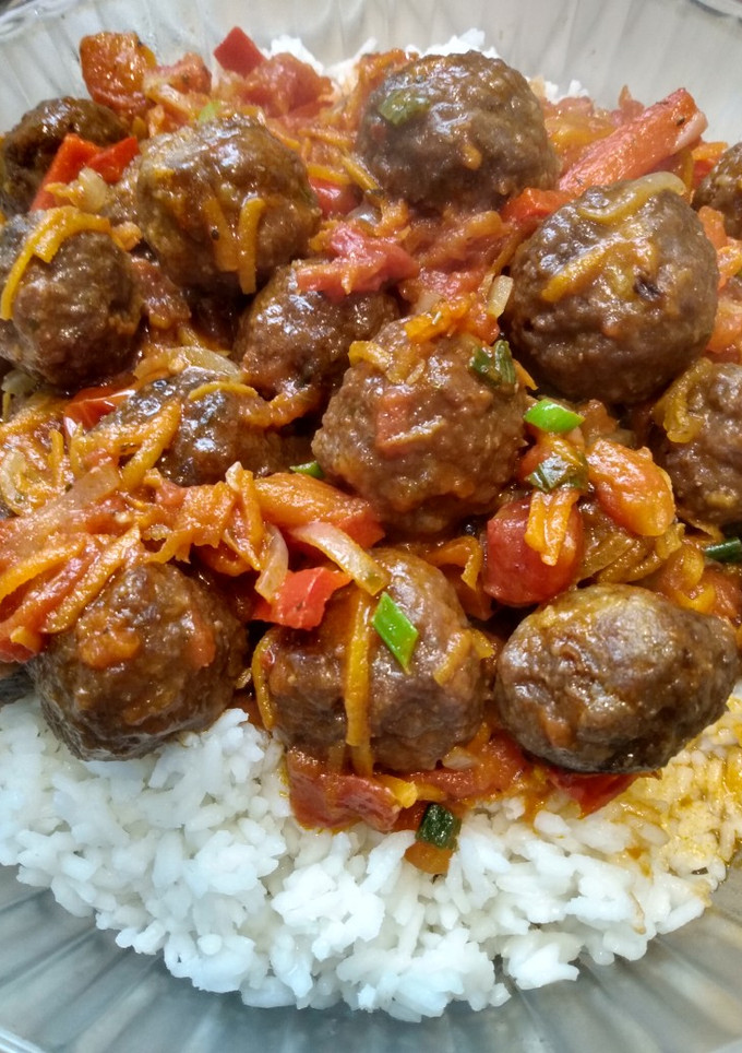 Una foto de Albóndigas en salsa con arroz
