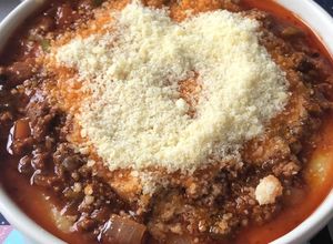 Una foto de Polenta con salsa bolognesa y cantimpalo