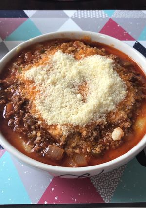 Una foto de Polenta con salsa bolognesa y cantimpalo