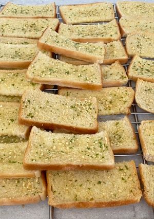 A picture of Garlic Butter Crispy Bread.