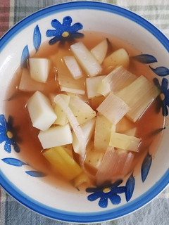Una foto de Sopa de papa con poro 🥔 🥣