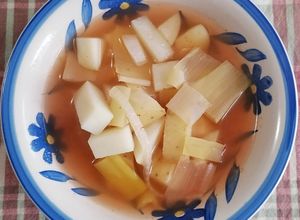 Una foto de Sopa de papa con poro 🥔 🥣