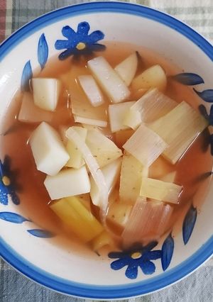 Una foto de Sopa de papa con poro 🥔 🥣
