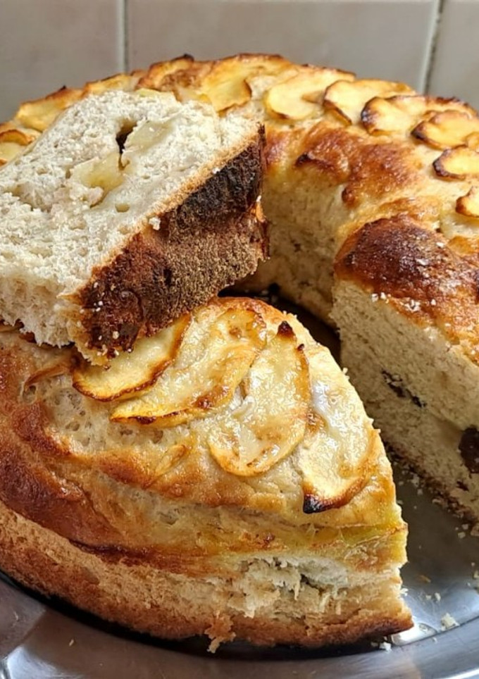 Una foto de Rosca rellena de manzanas y pasas de uva