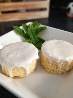 Una foto de Mug cake de limón y coco
