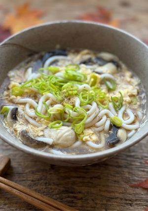 Une photo de Soupe de nouilles Udon aux œufs et aux champignons de Paris
