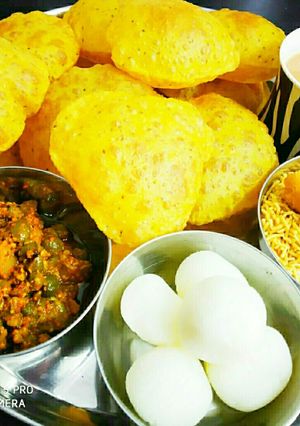 पीली  पूरी (Pili puri recipe in hindi) रेसिपी मुख्य फोटो