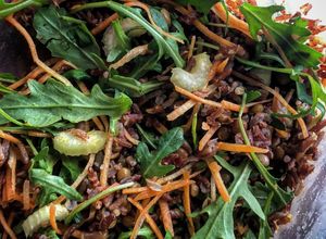 Foto di Riso rosso con lenticchie e verdure