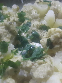Una foto de Ensalada de papa huevo y crema de arvejas 🍠🌿