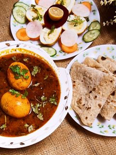 टेस्टी करी विथ फ्राईड एग (Fried Egg Curry Recipe In Marathi) रेसिपी चे मुख्य फोटो