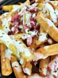 Patatas fritas con bacon y salsa gorgonzola