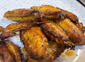 Una foto de Alitas de pollo con mayonesa de ajos confitados en Airfryer Cosori