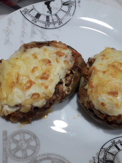 Una foto de Berenjenas rellenas de carne y verdura con bechamel gratinadas