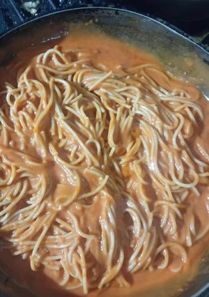 Una foto de Spaghetti rojo a la crema 🍝🍅