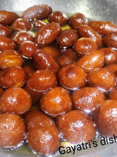 गुलाब जामुन(gulab jamun recipe in Hindi) रेसिपी मुख्य फोटो
