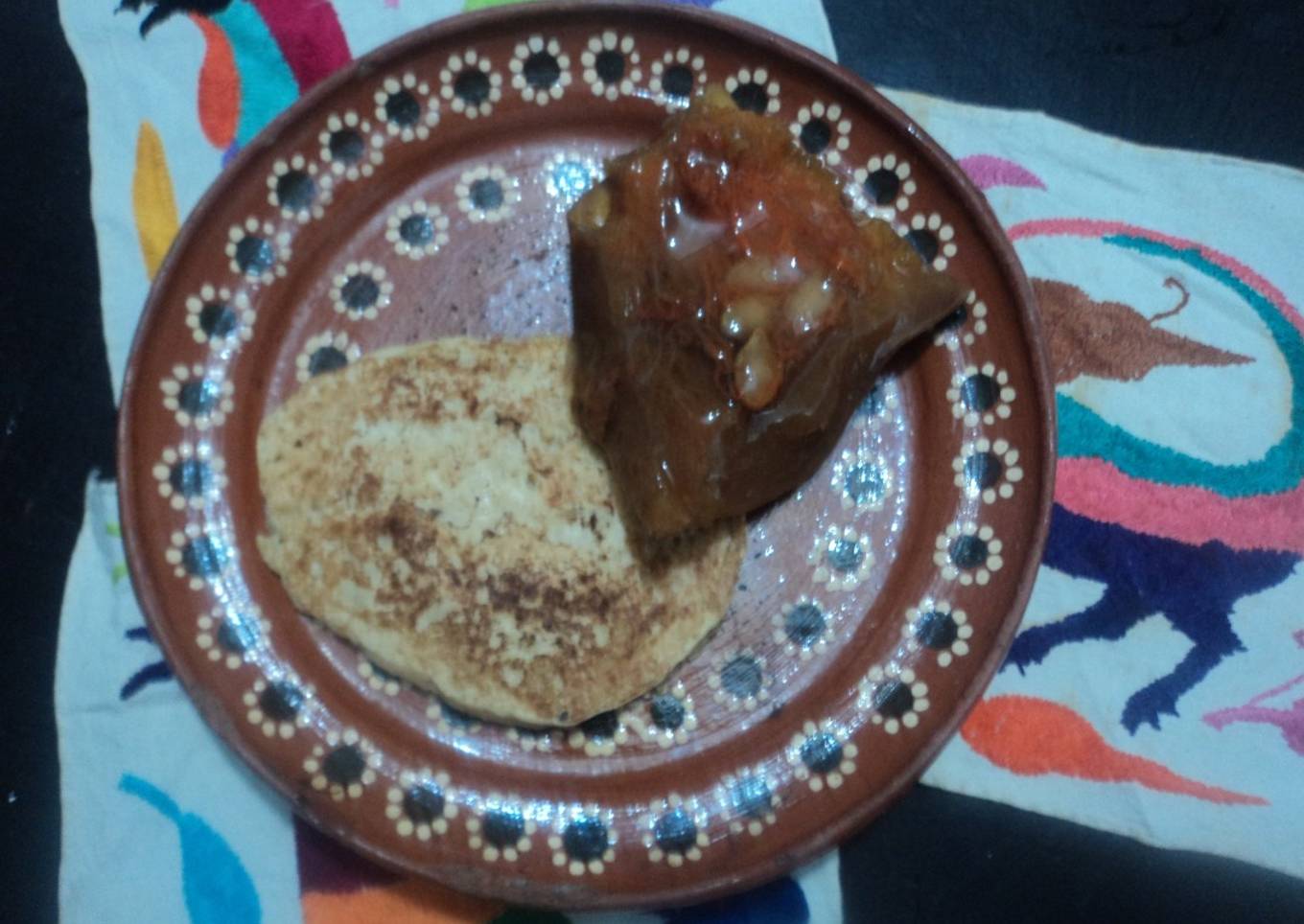 Panqueques de harina comercial, amaranto y caldo de pollo rancheros con calabaza en tacha. México