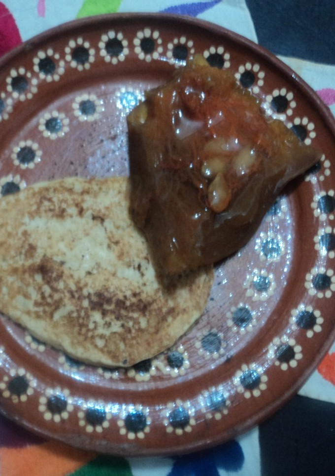 Una foto de Panqueques de harina comercial, amaranto y caldo de pollo rancheros con calabaza en tacha. México
