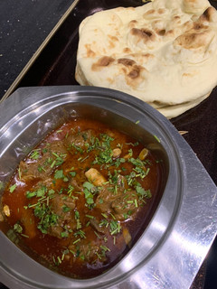 A picture of Mutton daigi qorma with tandoor.