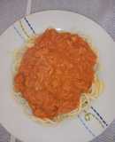 Tallarines rojos con atún