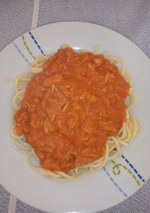 Una foto de Tallarines rojos con atún