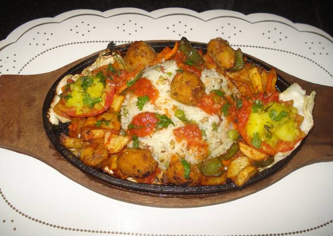 Rice sizzler with tomato coulis