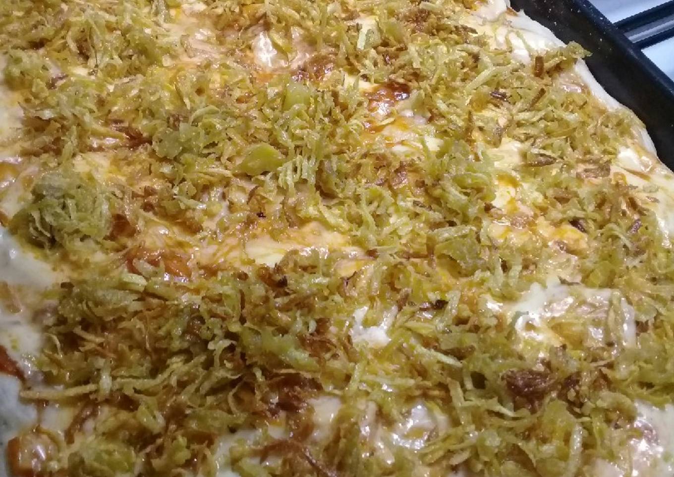 Pizza cubierta de batata rallada frita