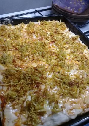 Una foto de Pizza cubierta de batata rallada frita