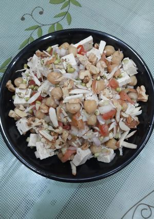 A picture of Sprouts Chana salad.