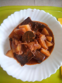 Una foto de Hígado encebollado, con patatas al vino blanco