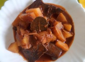 Una foto de Hígado encebollado, con patatas al vino blanco