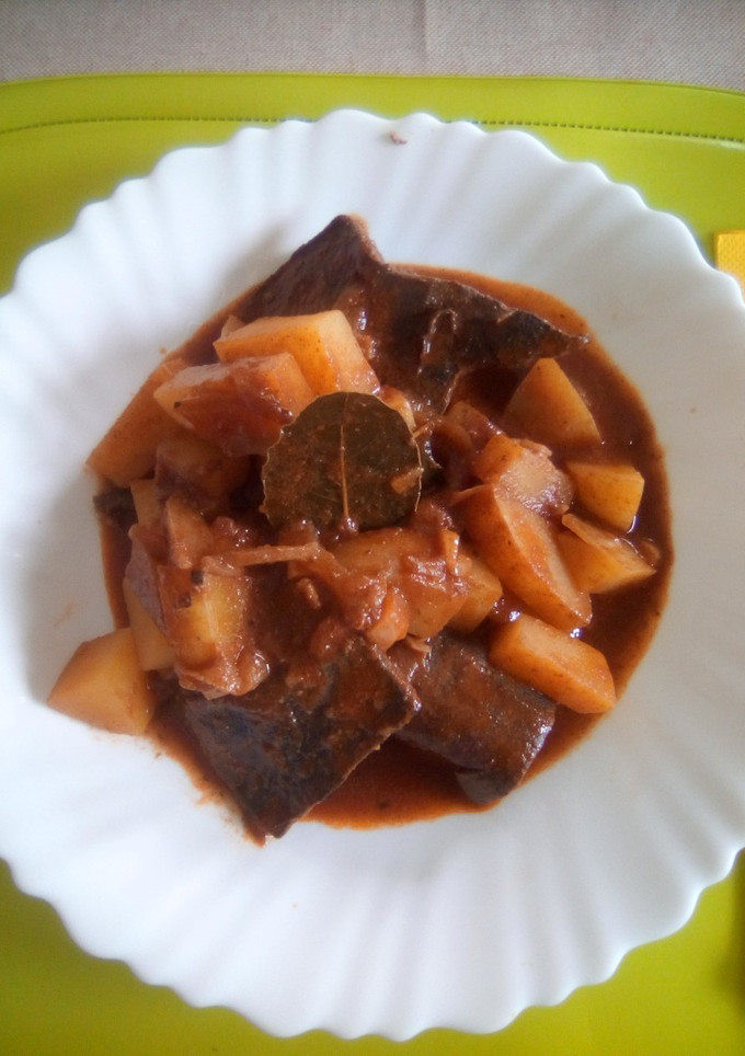 Una foto de Hígado encebollado, con patatas al vino blanco