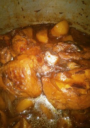 Una foto de Pollo Negro con papas