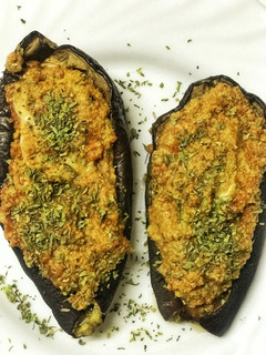 Una foto de Berenjenas al estilo marroquí (rellenas de atún y especiadas con cúrcuma y jengibre)