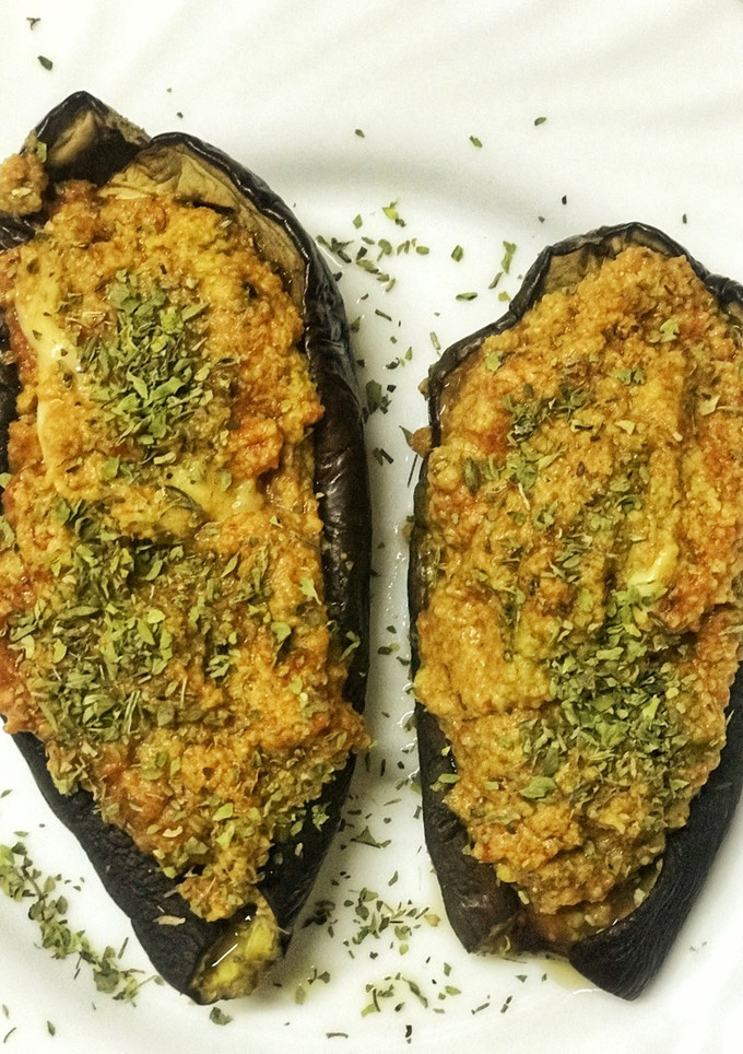 Una foto de Berenjenas al estilo marroquí (rellenas de atún y especiadas con cúrcuma y jengibre)