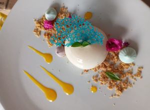 Una foto de Panacotta de galleta María con coulis de mandarina