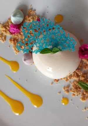 Una foto de Panacotta de galleta María con coulis de mandarina