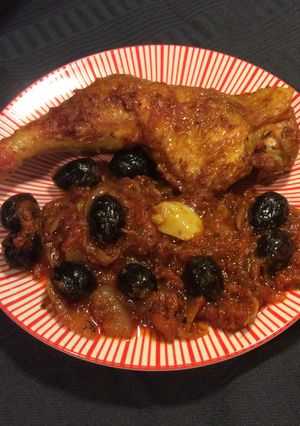 Une photo de Poulet à la tomate et aux olives noires