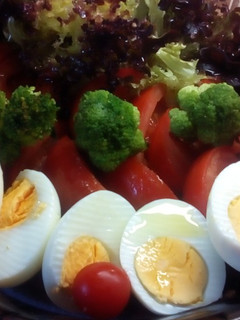 Una foto de Ensalada de lechuga morada, tomate, brócoli y huevo