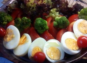 Una foto de Ensalada de lechuga morada, tomate, brócoli y huevo