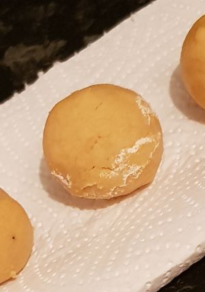 A picture of Besan Ladoo.
