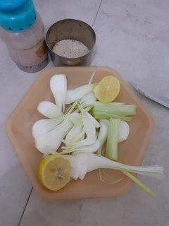 A picture of Green onion salad.