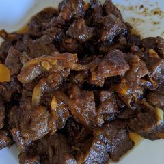 A picture of Homemade beef with black pepper and onion sauce.