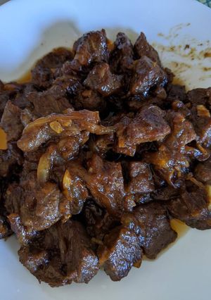 A picture of Homemade beef with black pepper and onion sauce.