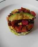 Timbal de ensalada vegetariana de aguacate, frambuesas y tomate