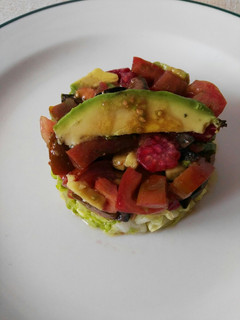 Una foto de Timbal de ensalada vegetariana de aguacate, frambuesas y tomate