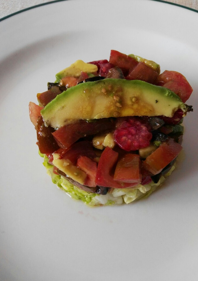 Una foto de Timbal de ensalada vegetariana de aguacate, frambuesas y tomate