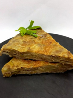 Una foto de Tortilla de alcachofas, setas y champiñones