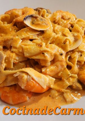 Una foto de Tagliatelle al huevo con langostinos y almejas