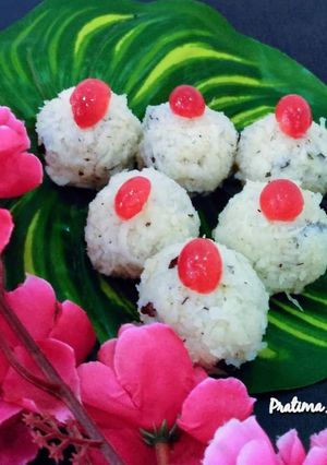 A picture of Coconut Ladoo.